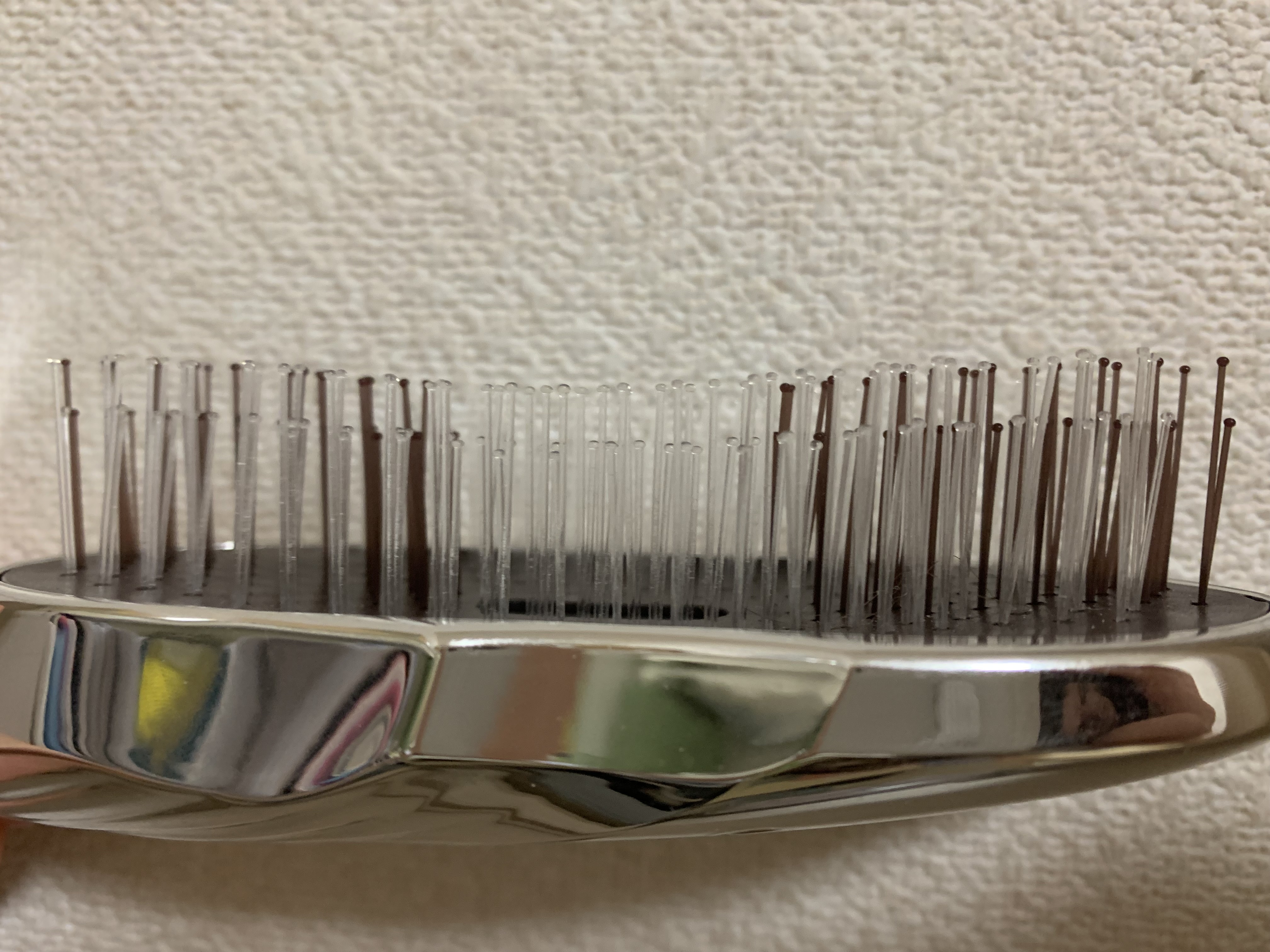 横から見たブラシ。柔らかい毛と先の硬くて細かい球が魅力です。