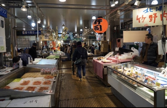 市場は観光客で賑わっていました