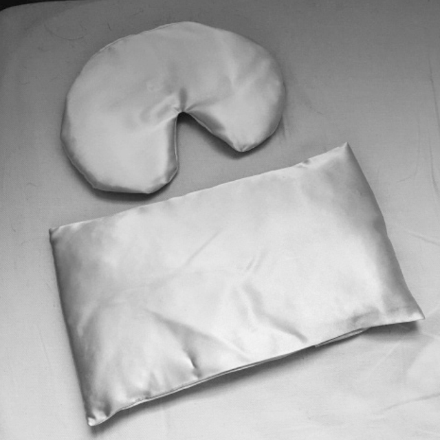BRAIN REST(写真下)とFACE PILLOW(写真上)