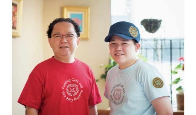 土屋公二シェフ(左)と店長の遊夢さん。「ボトルを返却されたら、ポイントがつくというカードを用意しています。ぜひご活用を」