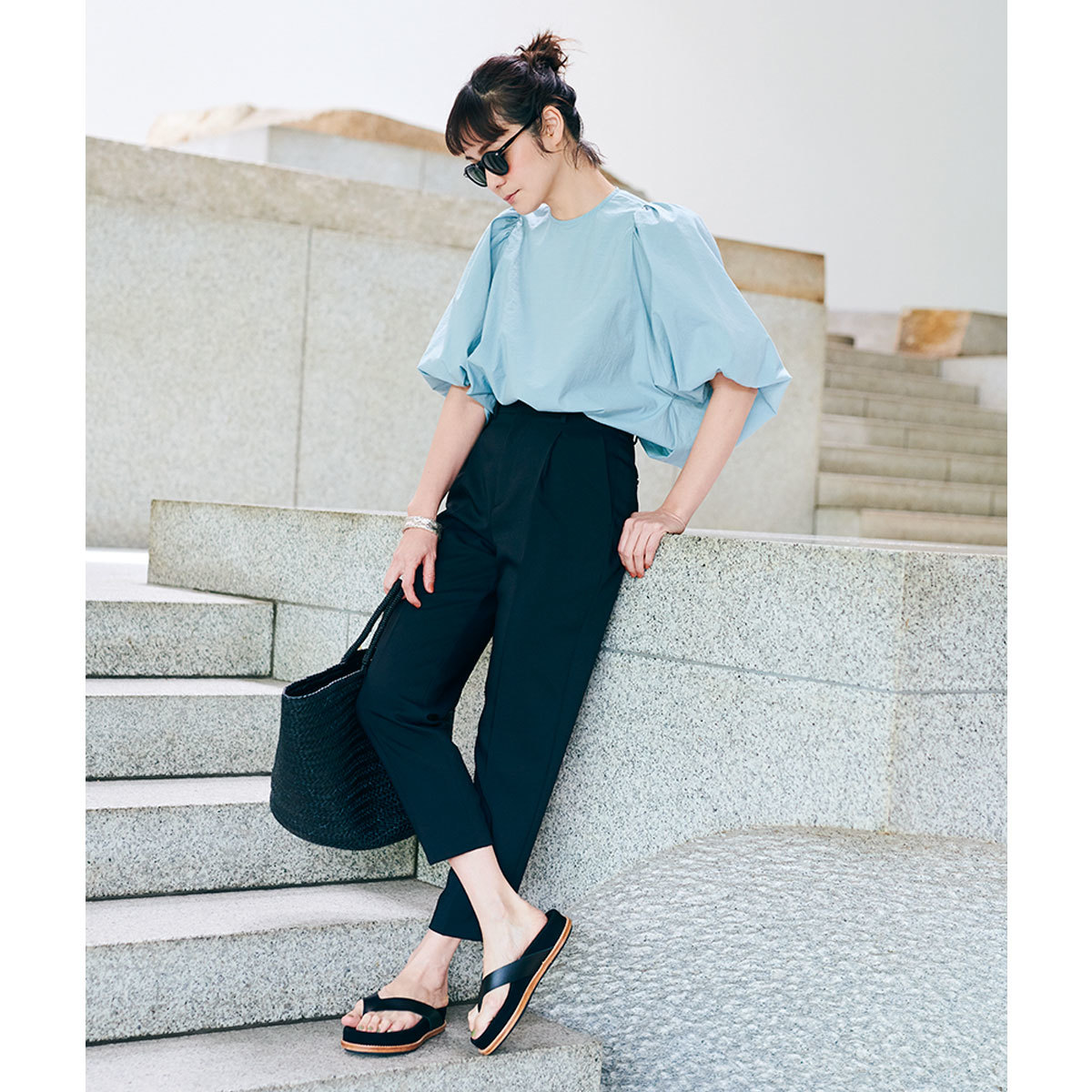 ブラウス¥16,500/ドレステリア 新宿店(ドレステリア) パンツ¥11,999/ノーク サングラス¥37,400/モスコット トウキョウ(モスコット) バングル¥33,000/アルティーダ ウード バッグ¥71,500/アルファ PR(アエタ) 靴¥41,800/UTS PR(ジェーン スミス)
