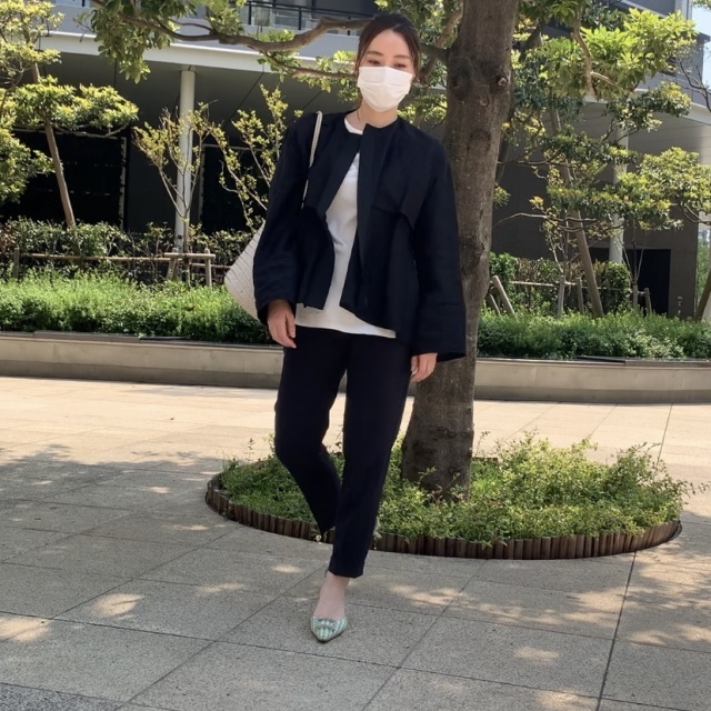 ■黒のノーカラージャケット×黒パンツ×白レザーバッグのモノトーンコーデ