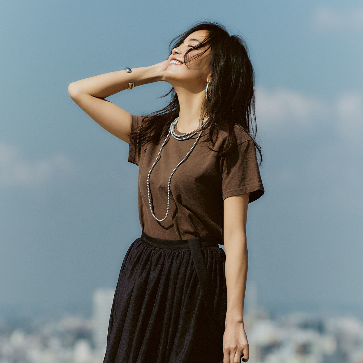 ラフなのにシック 夏の ブラウン はモノトーンに合わせて着る ファッション誌marisol マリソル Online 40代をもっとキレイに 女 っぷり上々