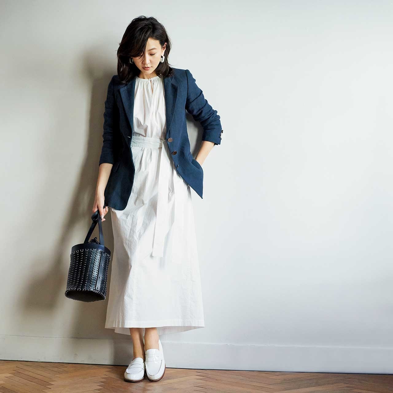 ロングワンピース×ジャケットコーデを着たモデルの五明祐子さん