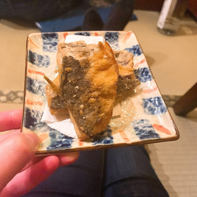 竜田揚げ(齧りかけ)。新鮮なお魚はお刺身にするより、焼きor揚げのほうが身の柔らかさが生きることを知った。フワッフワ!