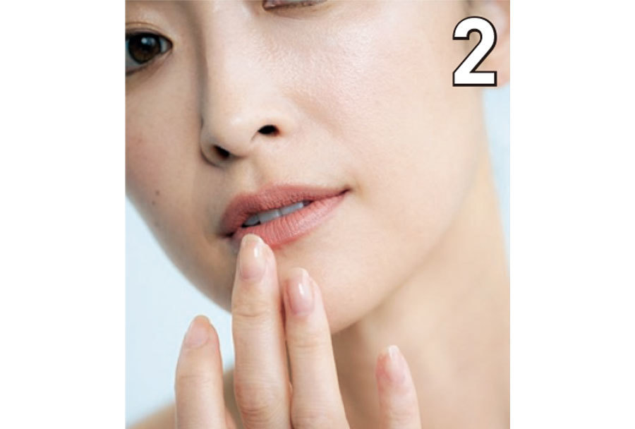 輪郭だけ指先でなぞって厚みをとり、溶け込ませる
