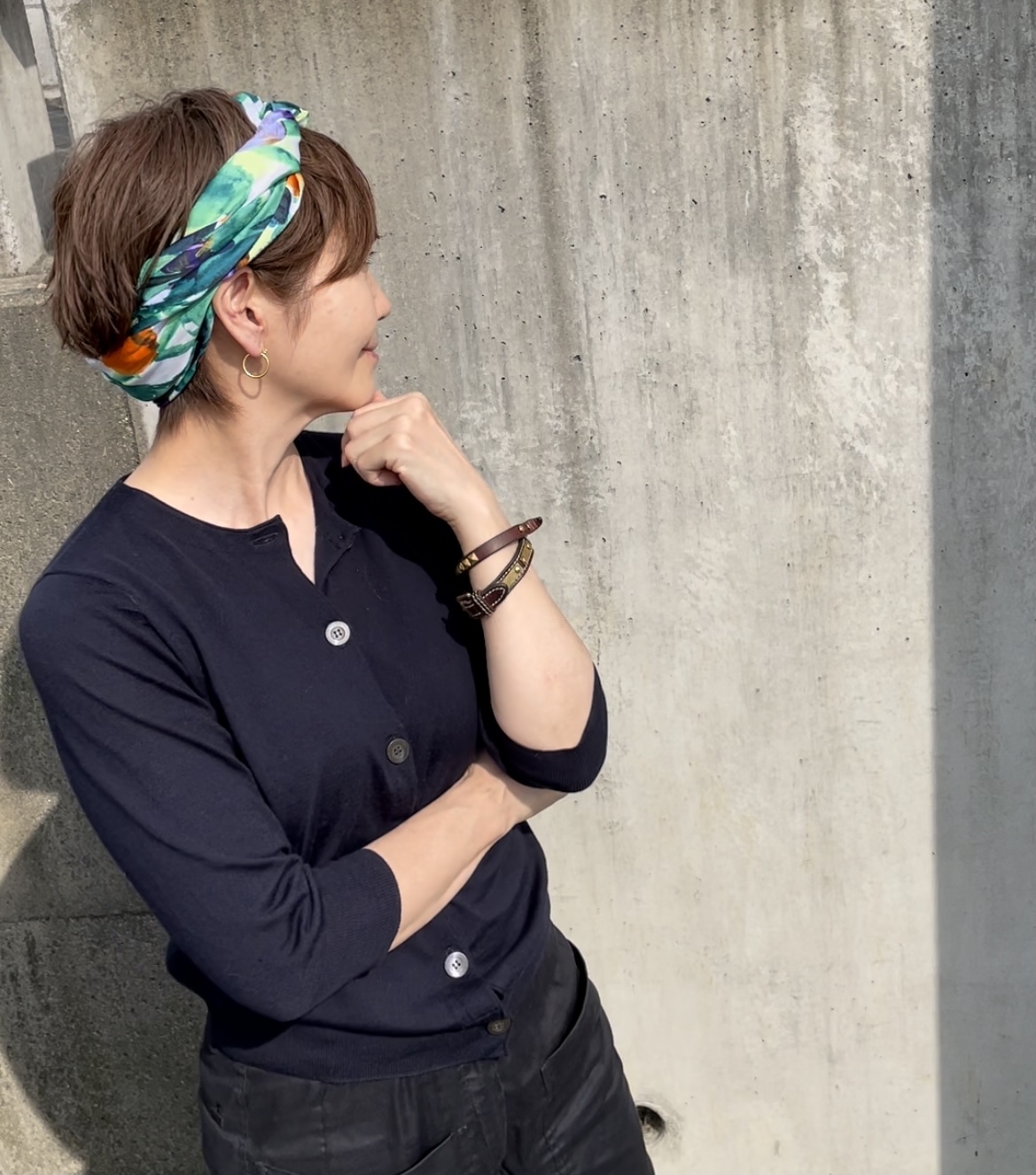50代の素敵コーデ 大人のスカーフ使い Photo Gallery Web Eclat 50代女性のためのファッション ビューティ ライフスタイル最新情報