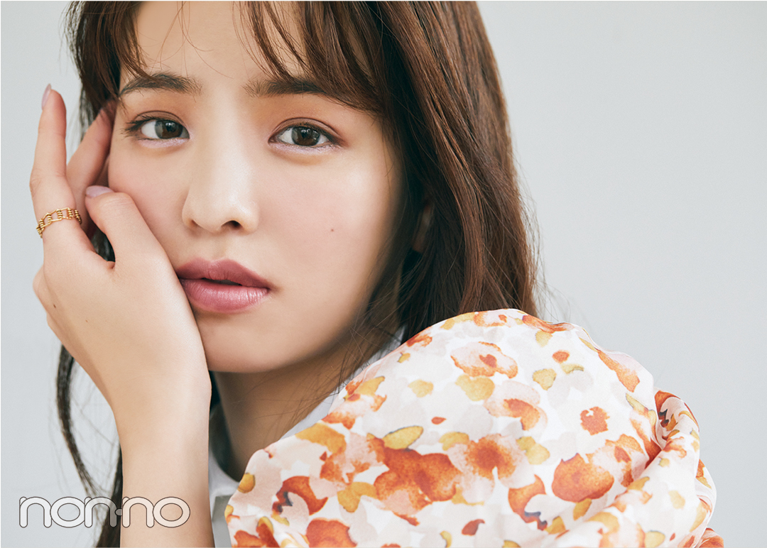 横田真悠のあか抜け秋コスメモデルカット1−1