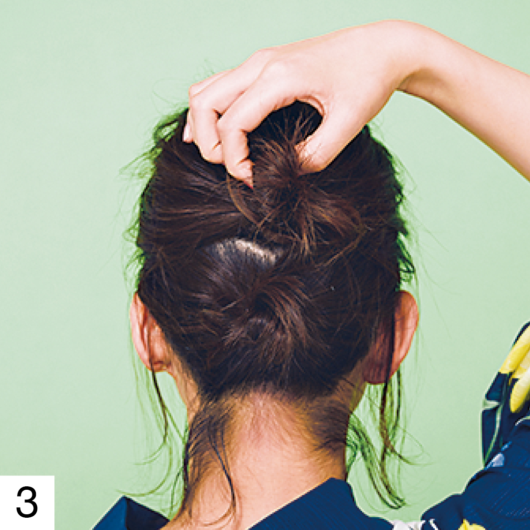 上下2つでおだんごができた状態。一つ結びができなくてもこれならアップヘアができる! まとめられない分はピンで留めるか、ワックスをなじませて束感を出して。
