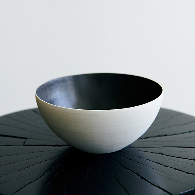 12月は吉田直嗣の個展 を開催。「ボウル」(φ12×H6㎝)¥4,400