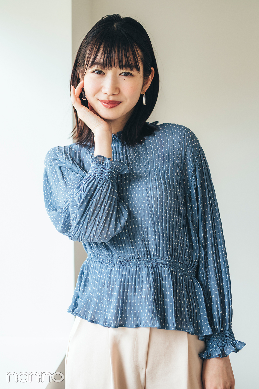 「シャンプーの香りがしそう」な 清潔感ある淡いブルーをまずは1着 岡本夏美