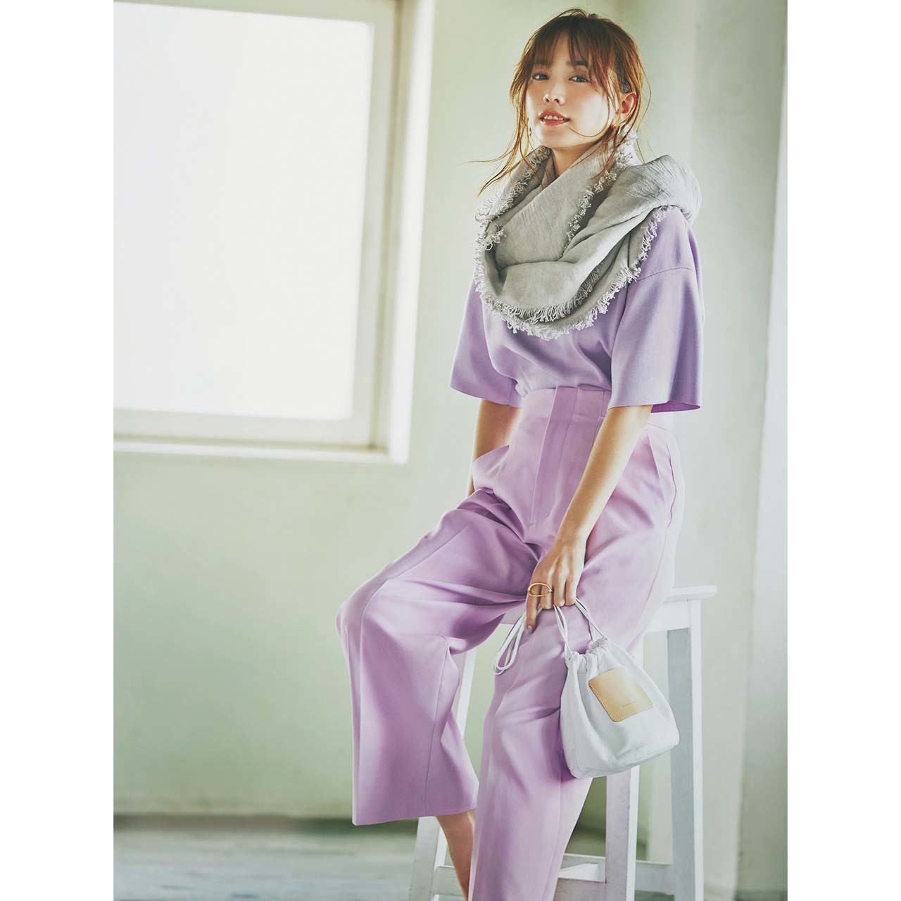 ピンクTシャツ×ラベンダーカラーのパンツコーデを着たモデルの蛯原友里さん