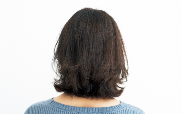 大人のクセ毛を生かしたやわらかい動きのボブ サイド