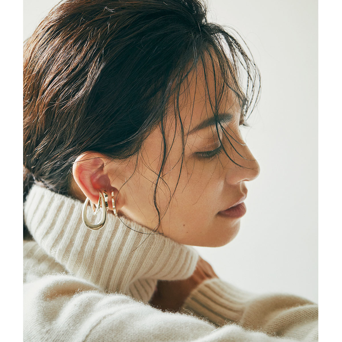 ニットと相性がいいアクセサリー_片耳アクセ