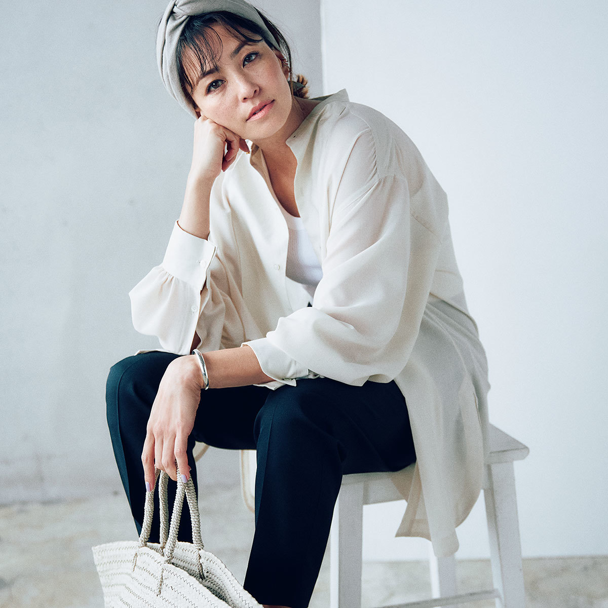 モデル/RINA シャツ¥35,200・タンクトップ¥7,150/ボウルズ(ハイク) パンツ¥11,000/ノーク(ノーク バイ ザ ライン) ヘアバンド¥7,150/メゾンドリリス バッグ¥71,500/アルファ PR(アエタ) バングル¥38,500/アルティーダ ウード イヤカフ¥17,500・2 連イヤカフ¥16,500/マリハ