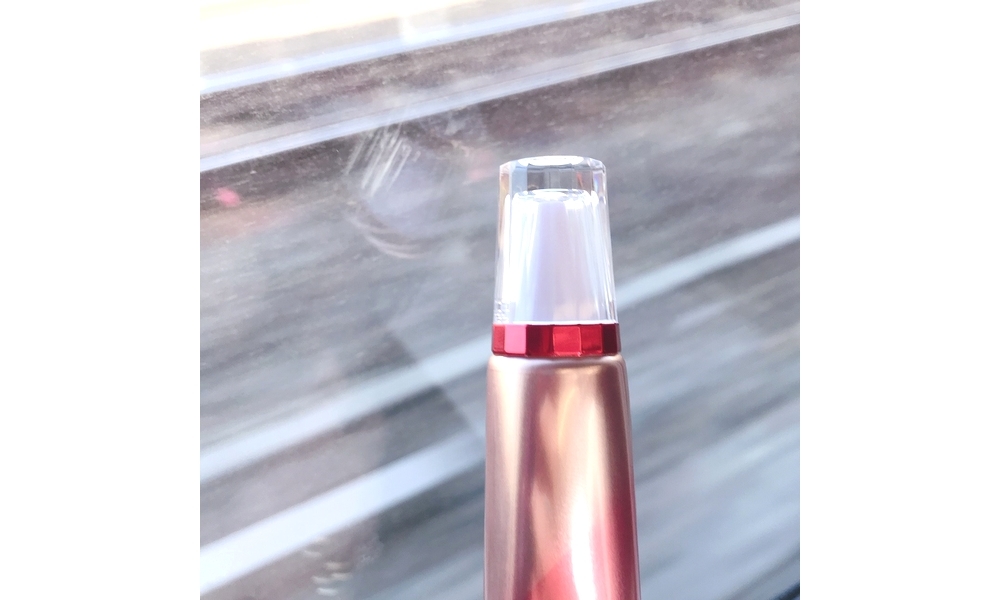 アスタリフト D-UVクリア アクアデイセラムのキャップは電車のなかでも紫外線を感知!