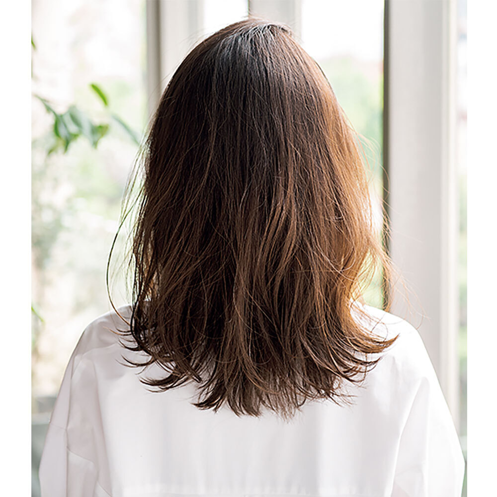 後ろから見た 40代人気ミディアムヘアスタイル1位