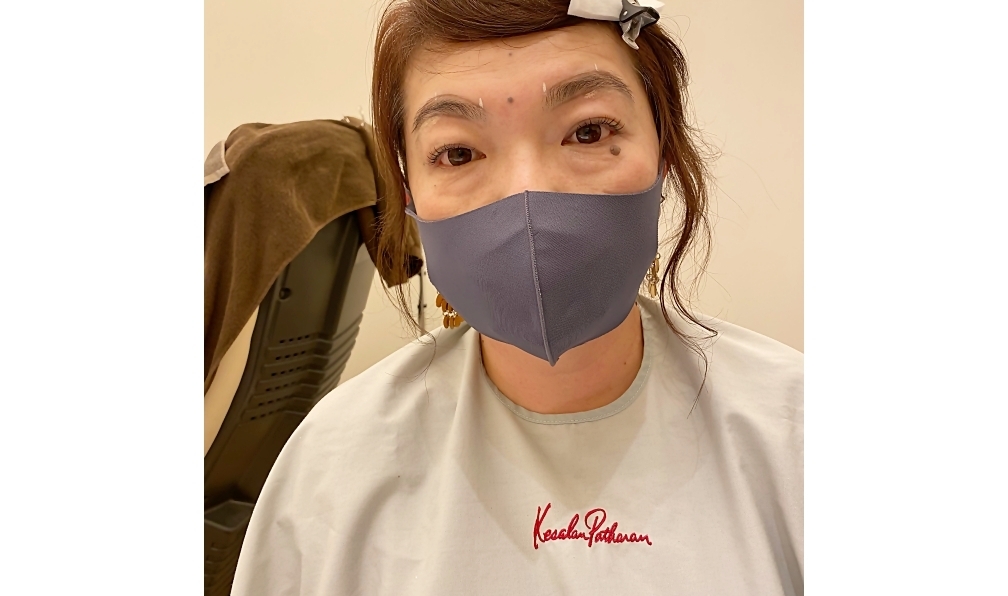ケサランパサランで眉毛の高さをそろえてもらう下準備中