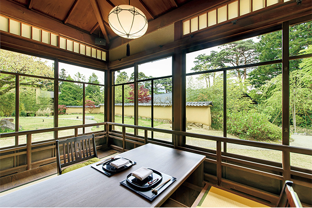 大正時代に建てられた三井家の別荘建築が館内のメインダイニング「料亭 紅葉」に。