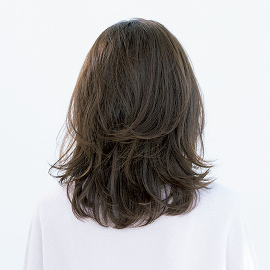 後ろから見た 40代人気ミディアムヘアスタイル9位