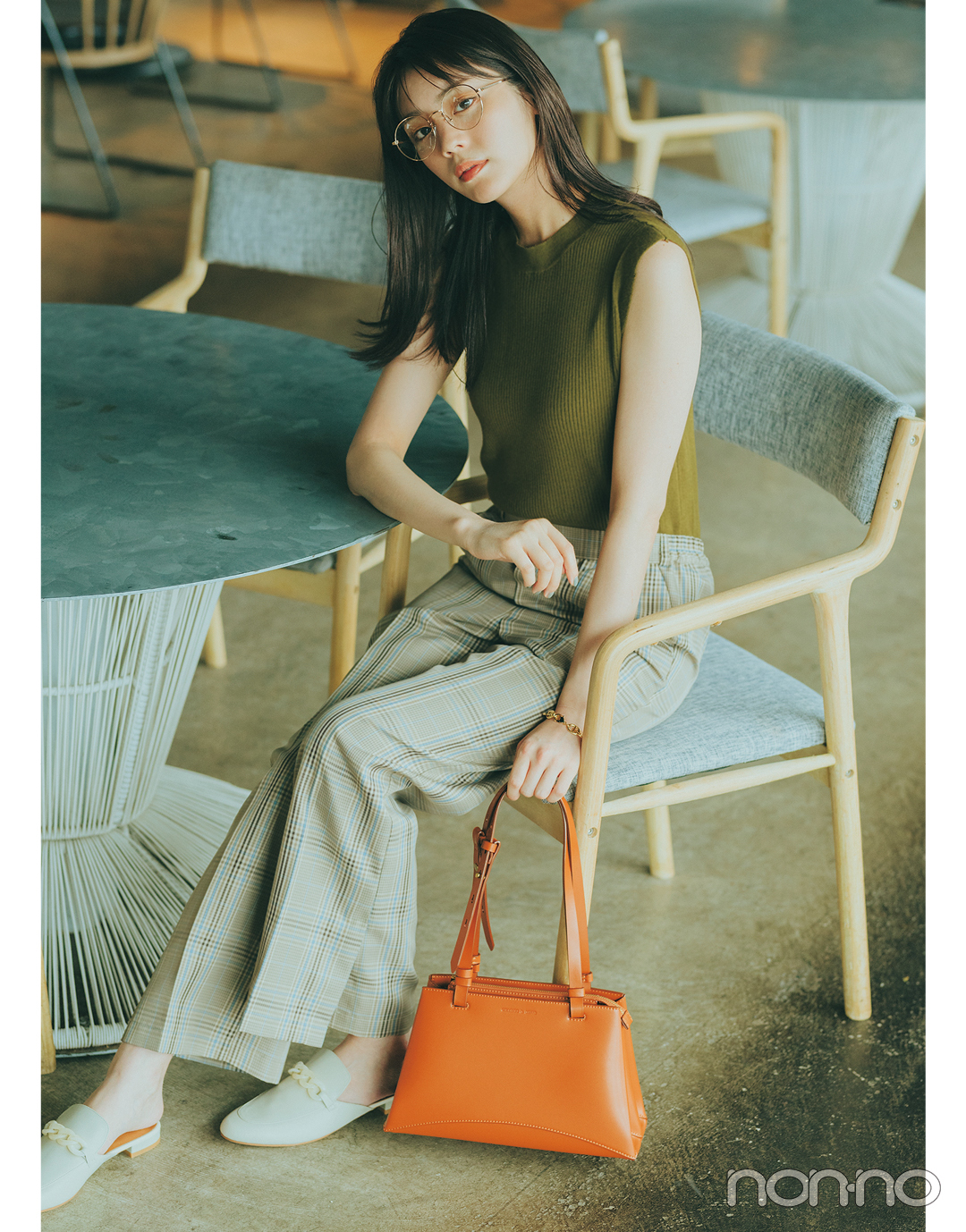 『貴島明日香』の『締め色リブニット』モデルカット2−2