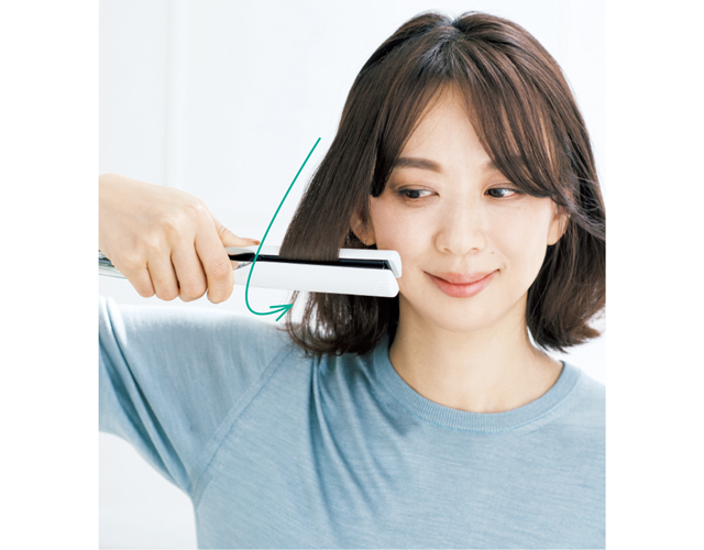 顔まわりを前方向へ大きく内巻きに