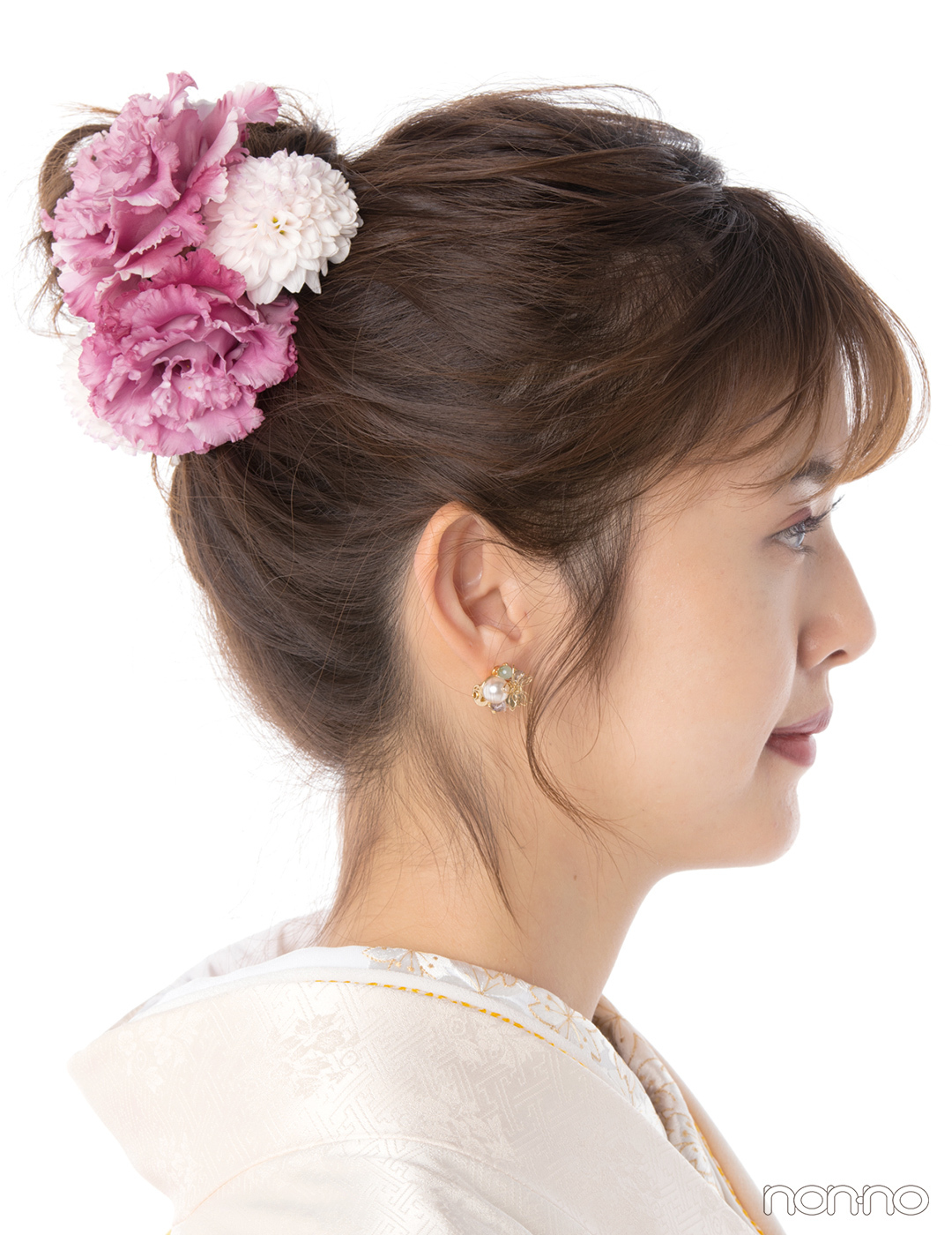 前撮りにも使える 茶髪さん 明るめの髪色に似合うアップヘア メイクって 成人式 髪型 メイク Non No Web ファッション 美容 モデル情報を毎日お届け