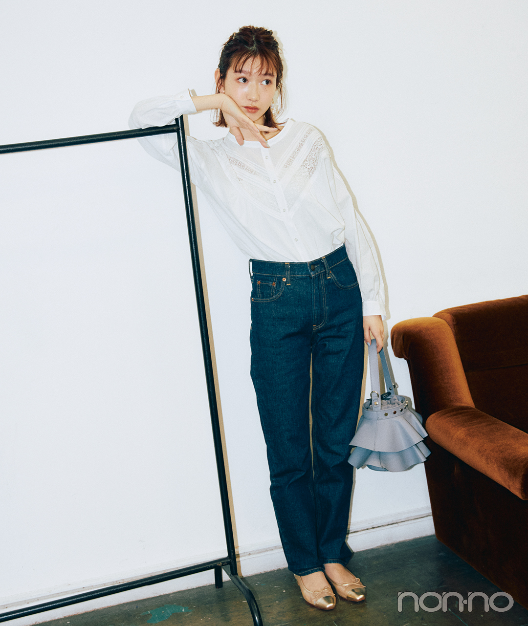 岡本夏美のハイウエストストレートデニムのコーデ2