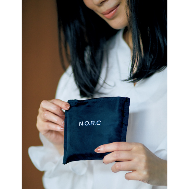 エクラ2021年4月号の付録のノーク×エクラ黒ショッパーBAG コンパクトに持ち歩ける