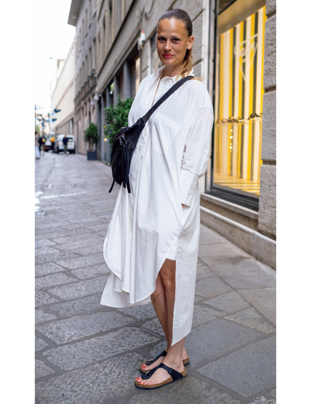 ミラノsnap 白ワンピースコーデは甘すぎないのがおしゃれ Web Eclat 50代女性のためのファッション ビューティ ライフスタイル最新情報 ミラノsnap 白ワンピースコーデは甘すぎないのがおしゃれ Web Eclat 50代女性のためのファッション ビューティ ライフスタイル最新情報