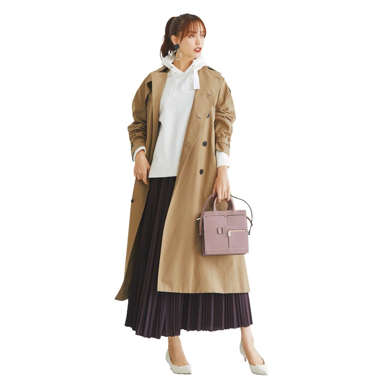 スウェットパーカ×トレンチコート×プリーツスカート×白いパンプスコーデ