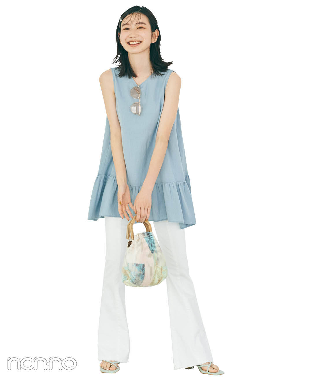 岡本夏美のティアードチュニック×センタープレス入りフレアパンツコーデ1