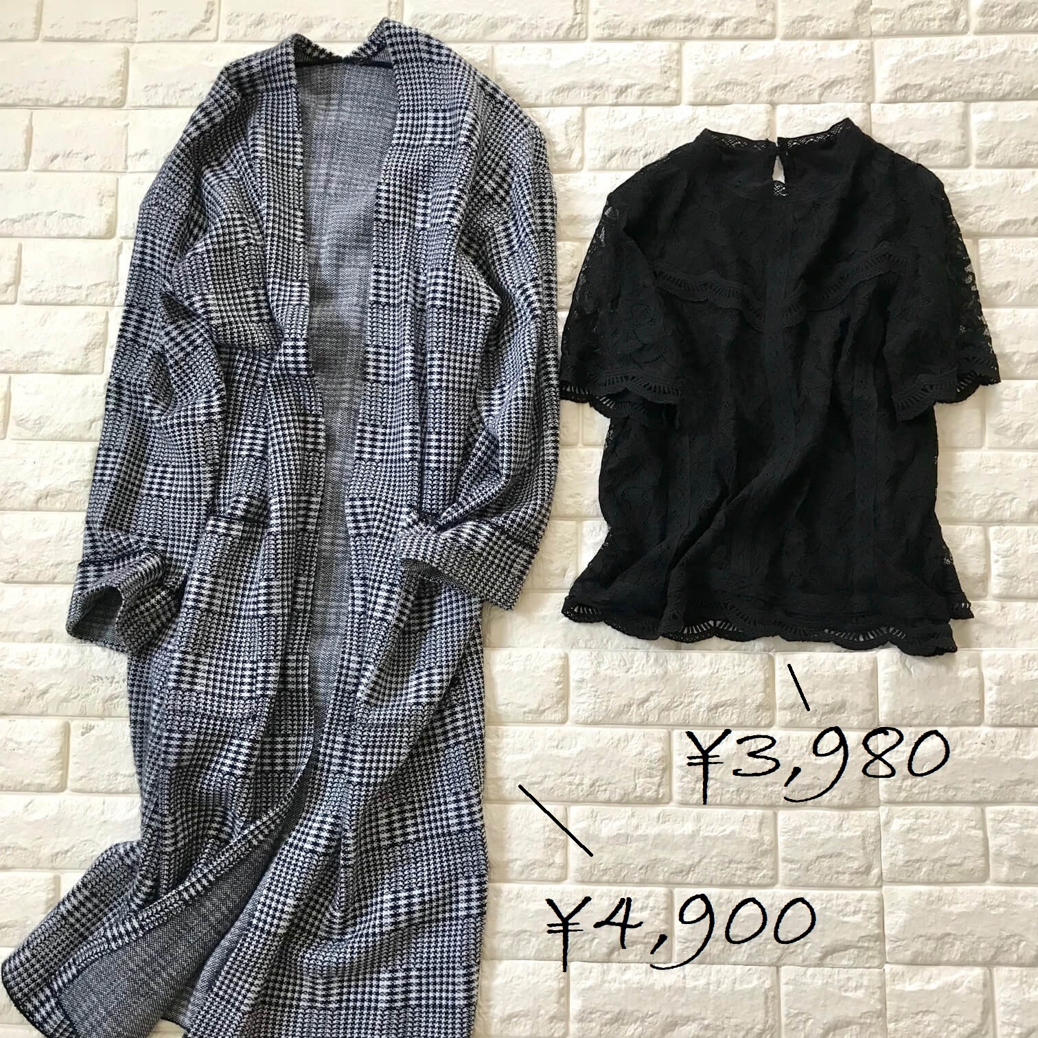 VISのコートとレースのトップスを並べた価格比較画像