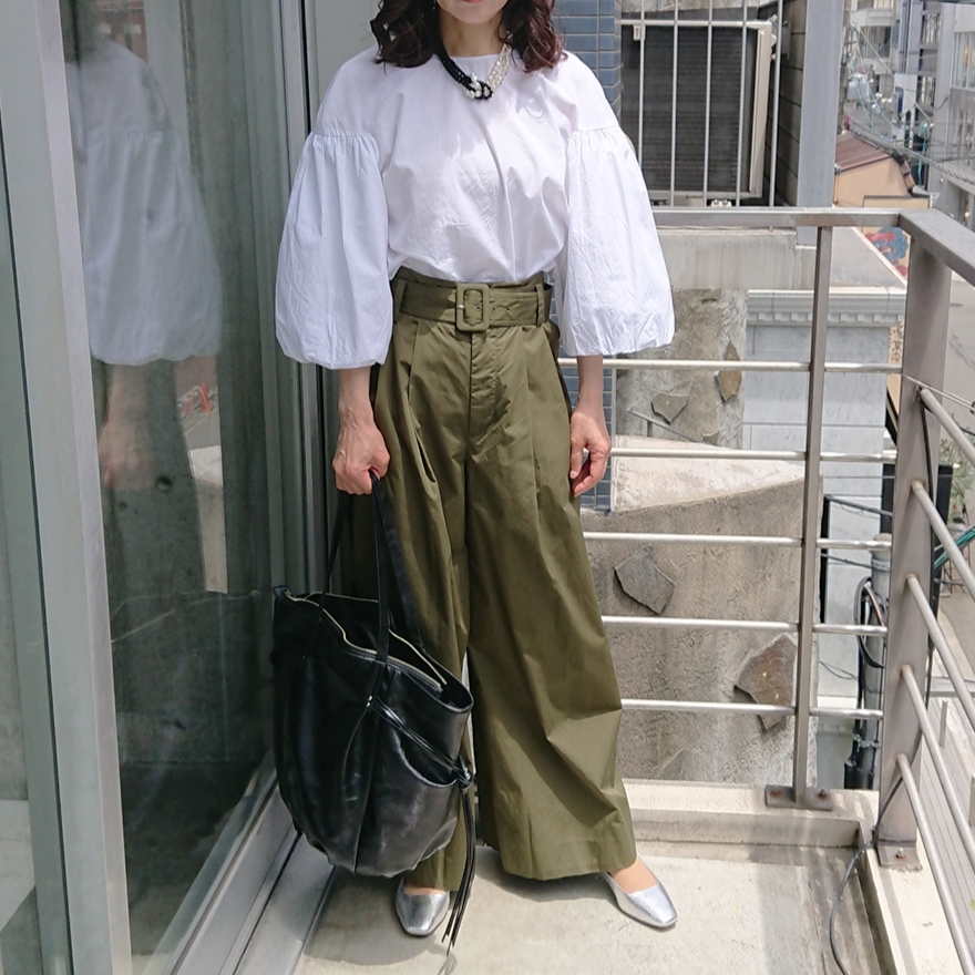 白いブラウス ワイドパンツ