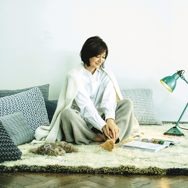 ブランケットをはおる富岡佳子