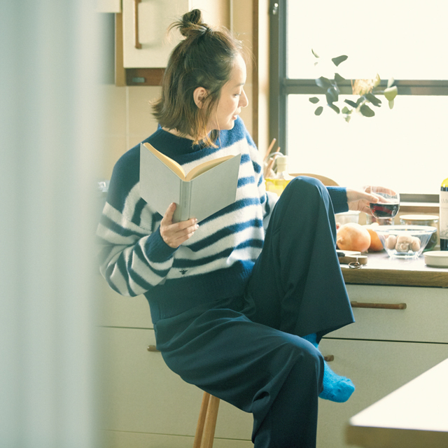 ニットコーデの富岡佳子