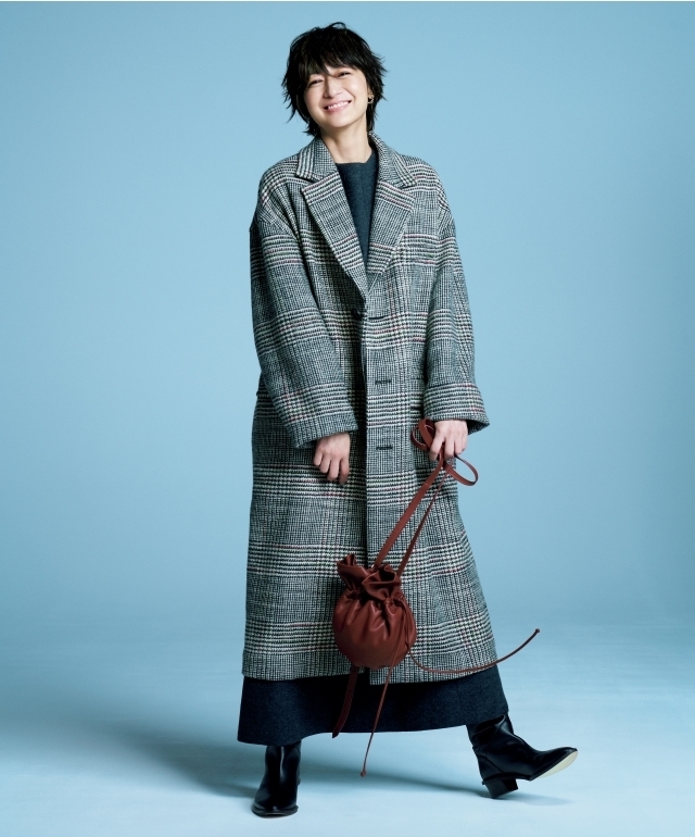 富岡佳子さんが着る王道チェックのテーラードコート