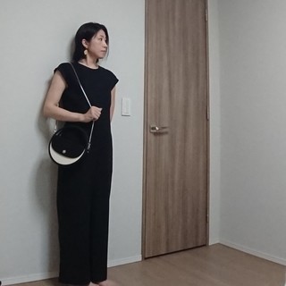 黒ワンピのコーデにnana-nana HOOP CANVASを持った姿