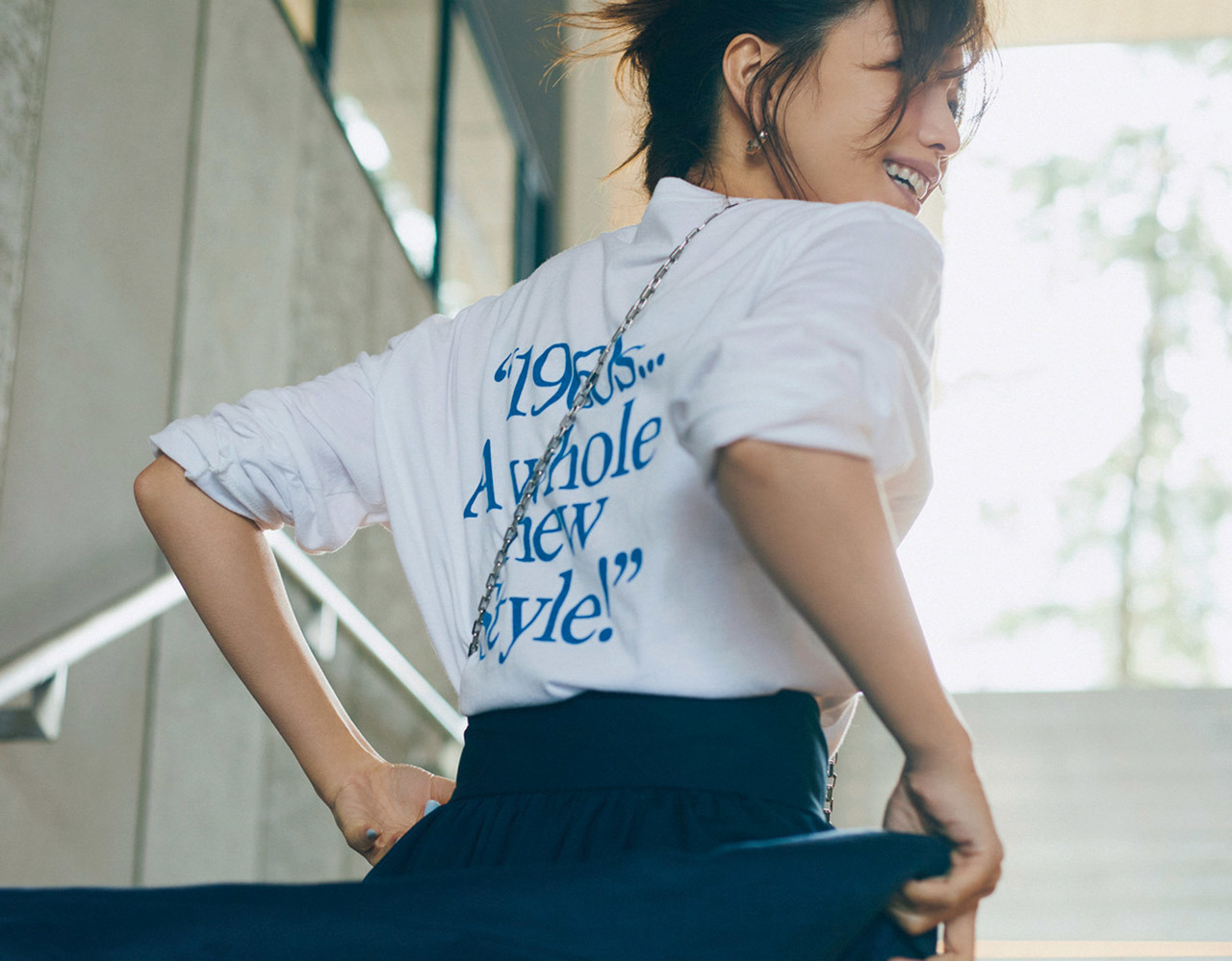 ロゴTシャツ×スカートコーデ