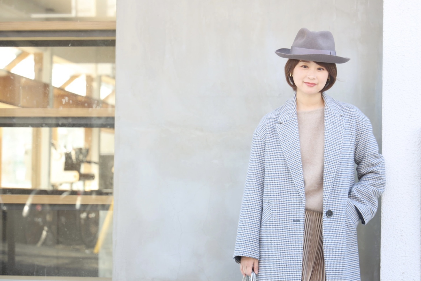 春ベージュ×艶ロングプリーツの「甘くない」スカートコーデ_1_3