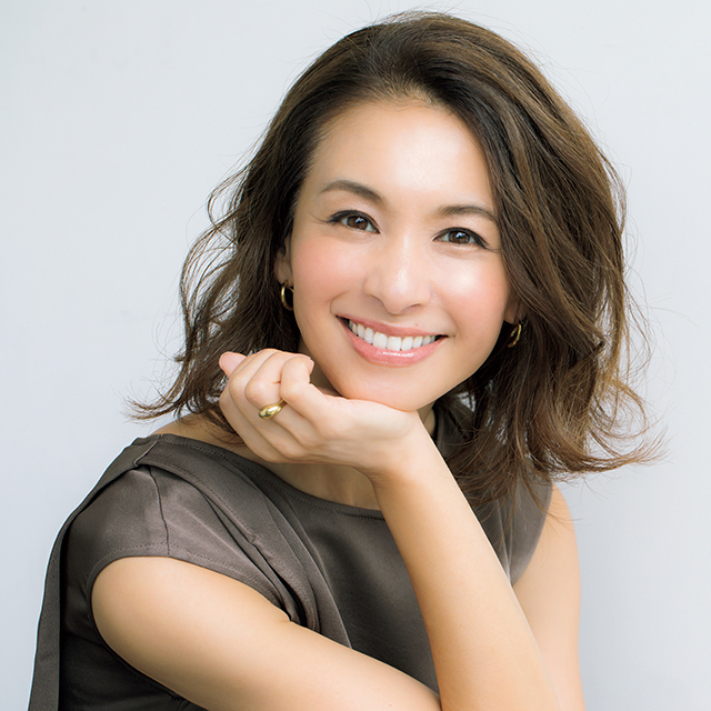 最近「エクラ」に仲間入りした 稲沢朋子さんも 名品美容液で幸せ肌に!
