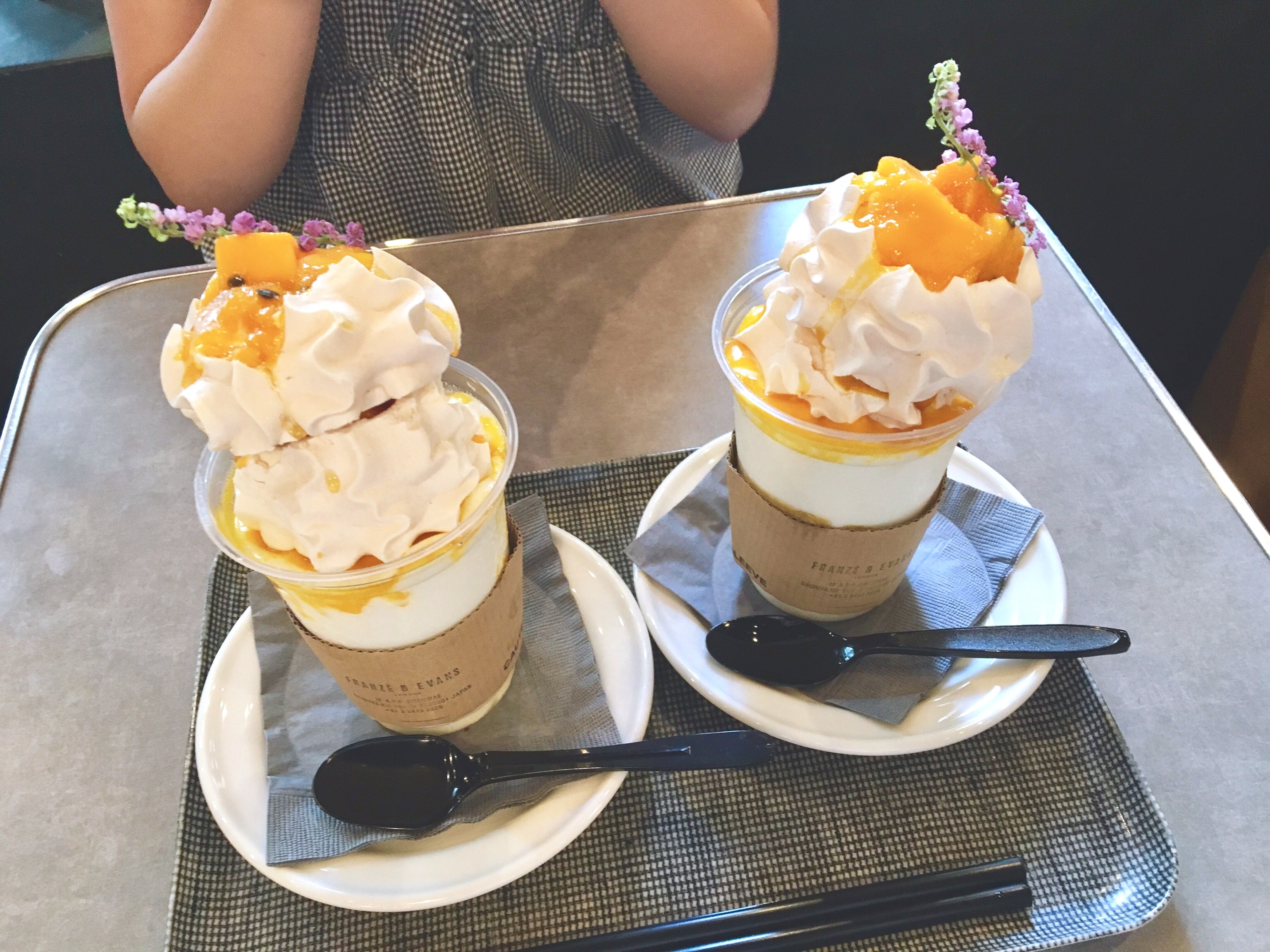 ホイップクリームではなく焼いたメレンゲ 上から崩して食べるマンゴードリンク Non No Web ファッション 美容 モデル情報を毎日お届け