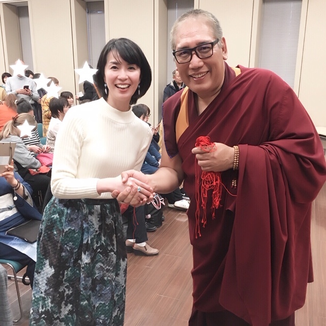 憧れのリンポチェ様に握手をしていただき、腰がひけてしまってる私。