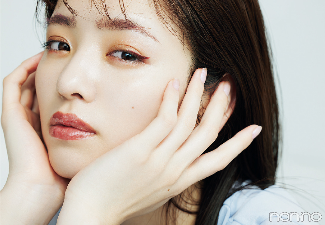 プラムカラーラインで「目元ファースト」な最旬バランスの横田真悠