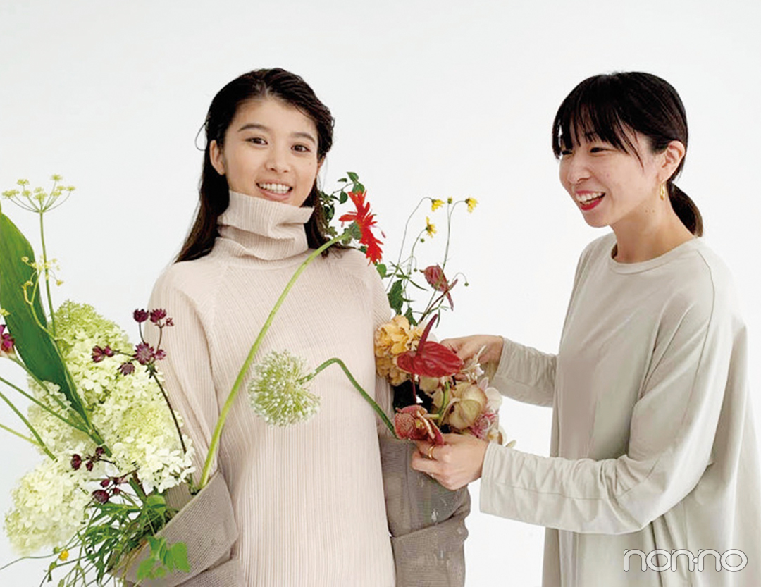 篠崎恵美さん(フラワークリエイター)と馬場ふみかのオフショット