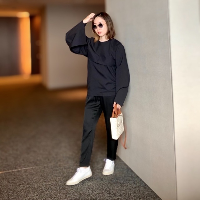 秋こそシックなモノトーンが映える アラフォーの定番モノトーンを鮮度高く着る方法 40代ファッション ファッション誌marisol マリソル 40代をもっとキレイに 女っぷり上々