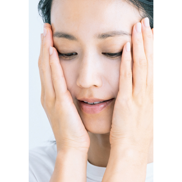 手のひらで包み込みピンク下地をフィット