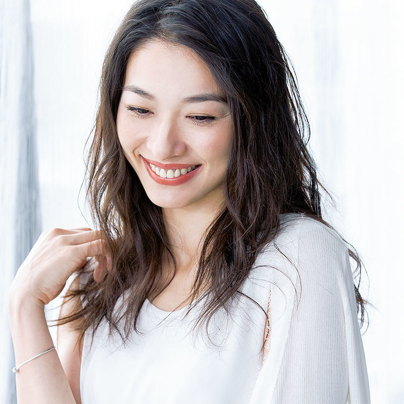抜け感ウェーブをつくるヘアアレンジ術3