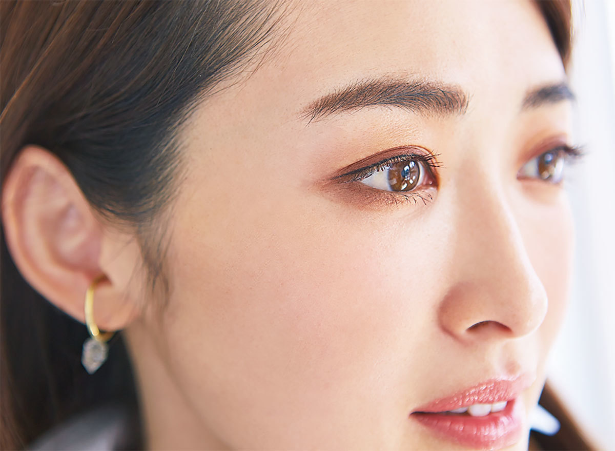肌につやめきを与えて抜け感アップ。骨格を意識しながらほんのりチークで血色を
