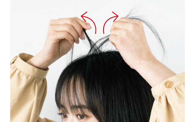 毛束を持ち上げて、それぞれが自然に落ちる方向へ左右に分けて